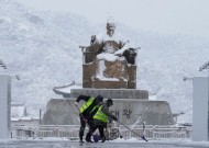 韩国与大雪搏斗，至少三人死亡